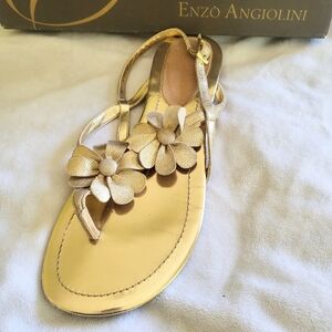 ENZO ANGIOLINI Gold Floral Leather Sandal - 7.5